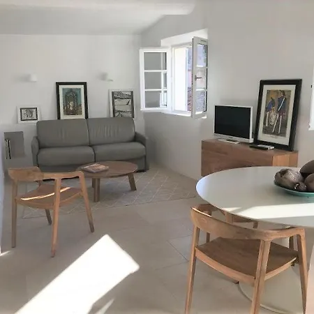 Appartement Deux-pieces - Vieux Village - Superbe Vue Sur Les Toits Et Parking *